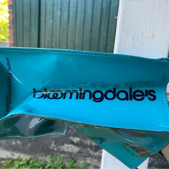 Bloomingdale's Mini Hand Bag With Accessories Design - Picture 4 of 7